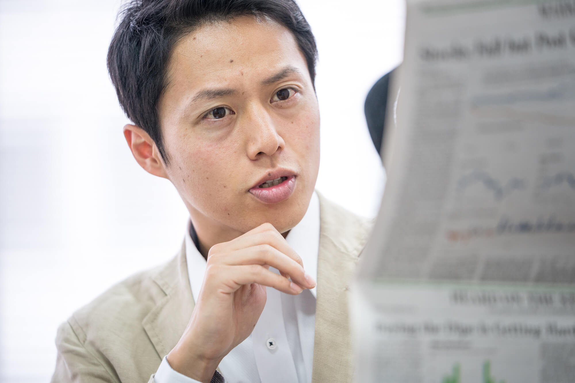 新聞を読むビジネスマン