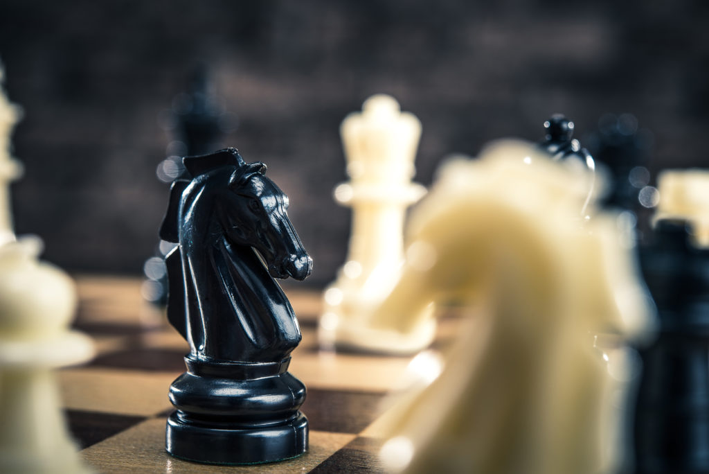 PR戦略とチェスのイメージ