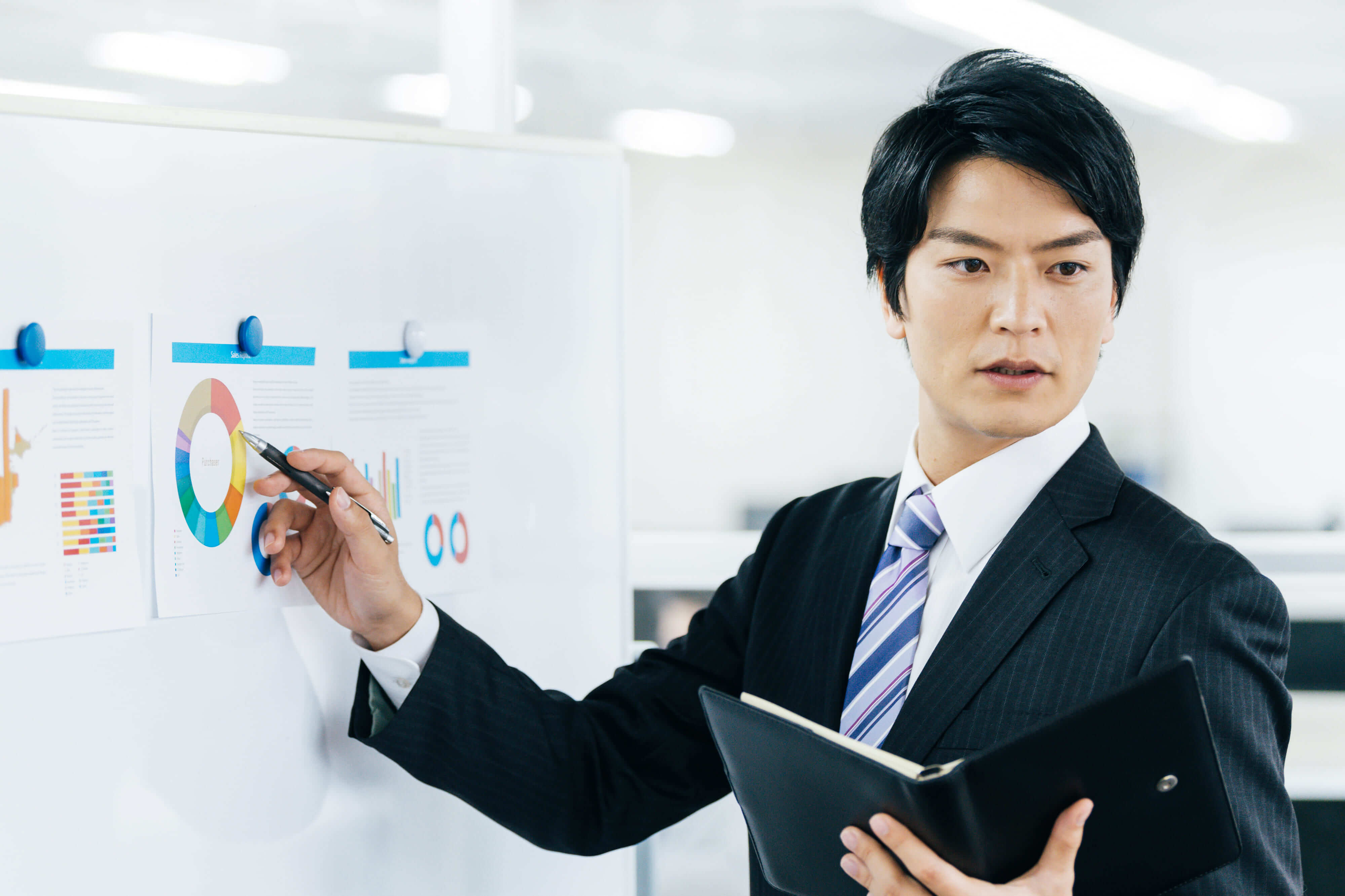 ブランドのプレゼンする男性