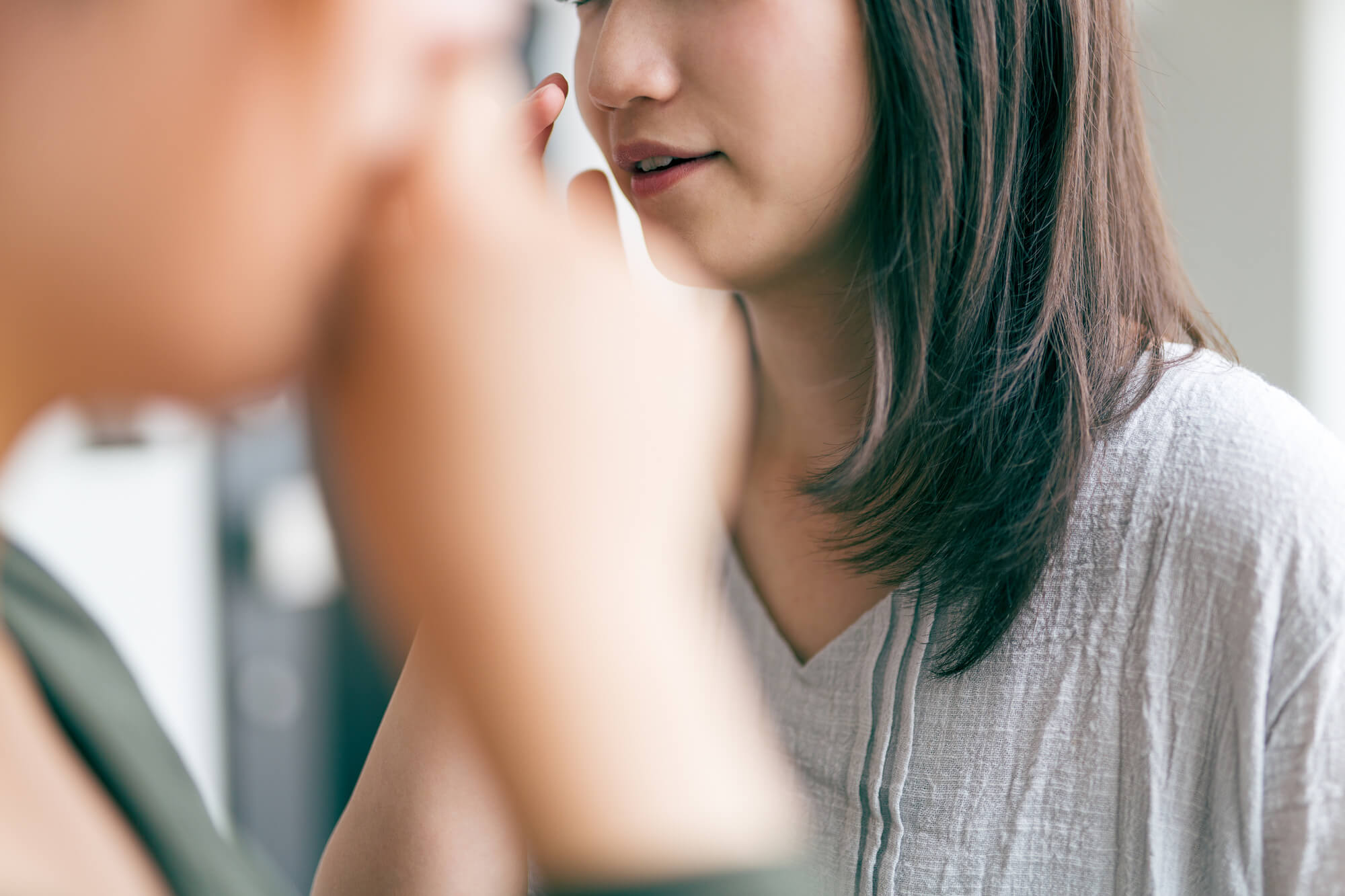耳元でささやく女性