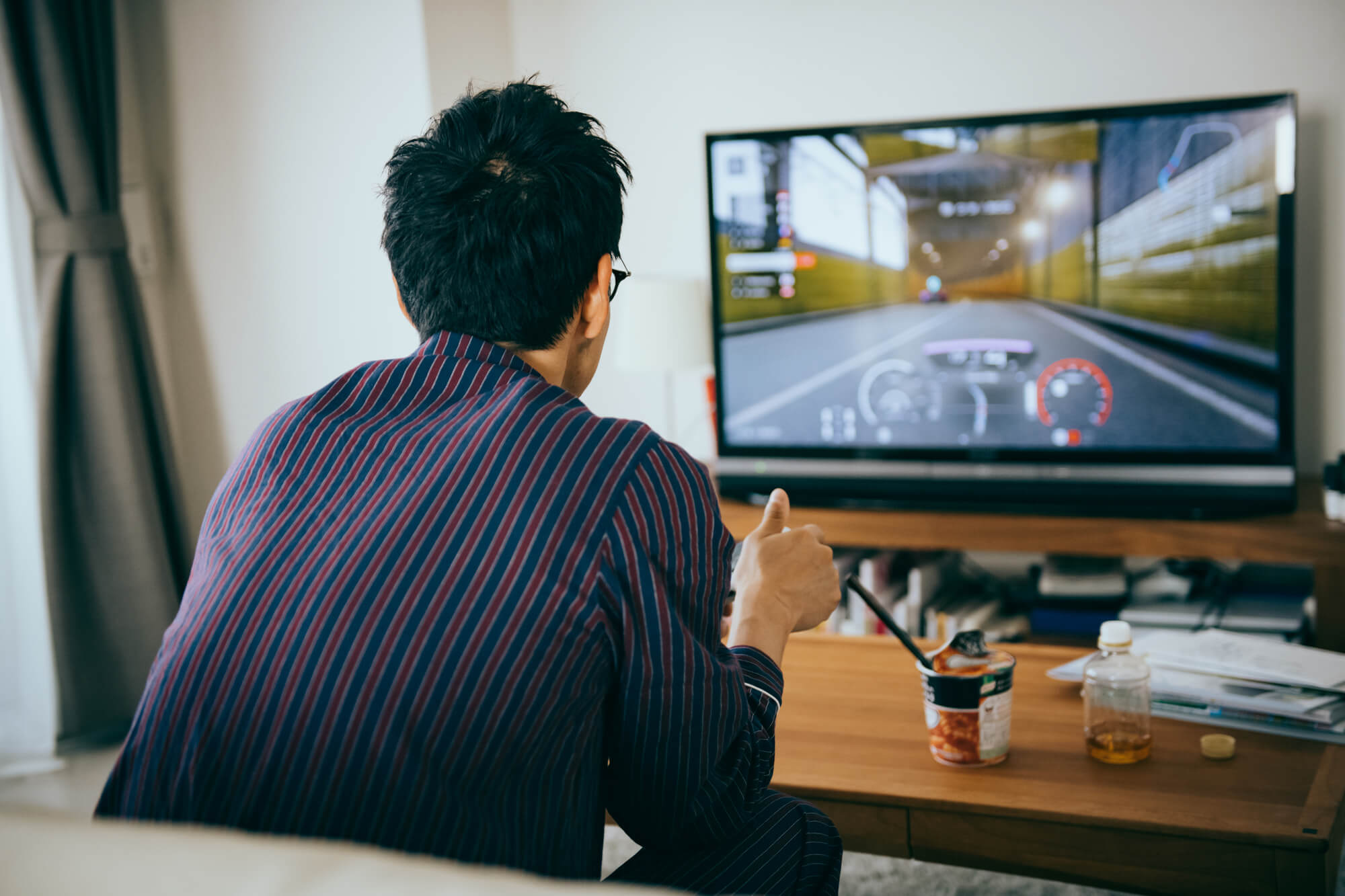 ゲームを楽しむ男性