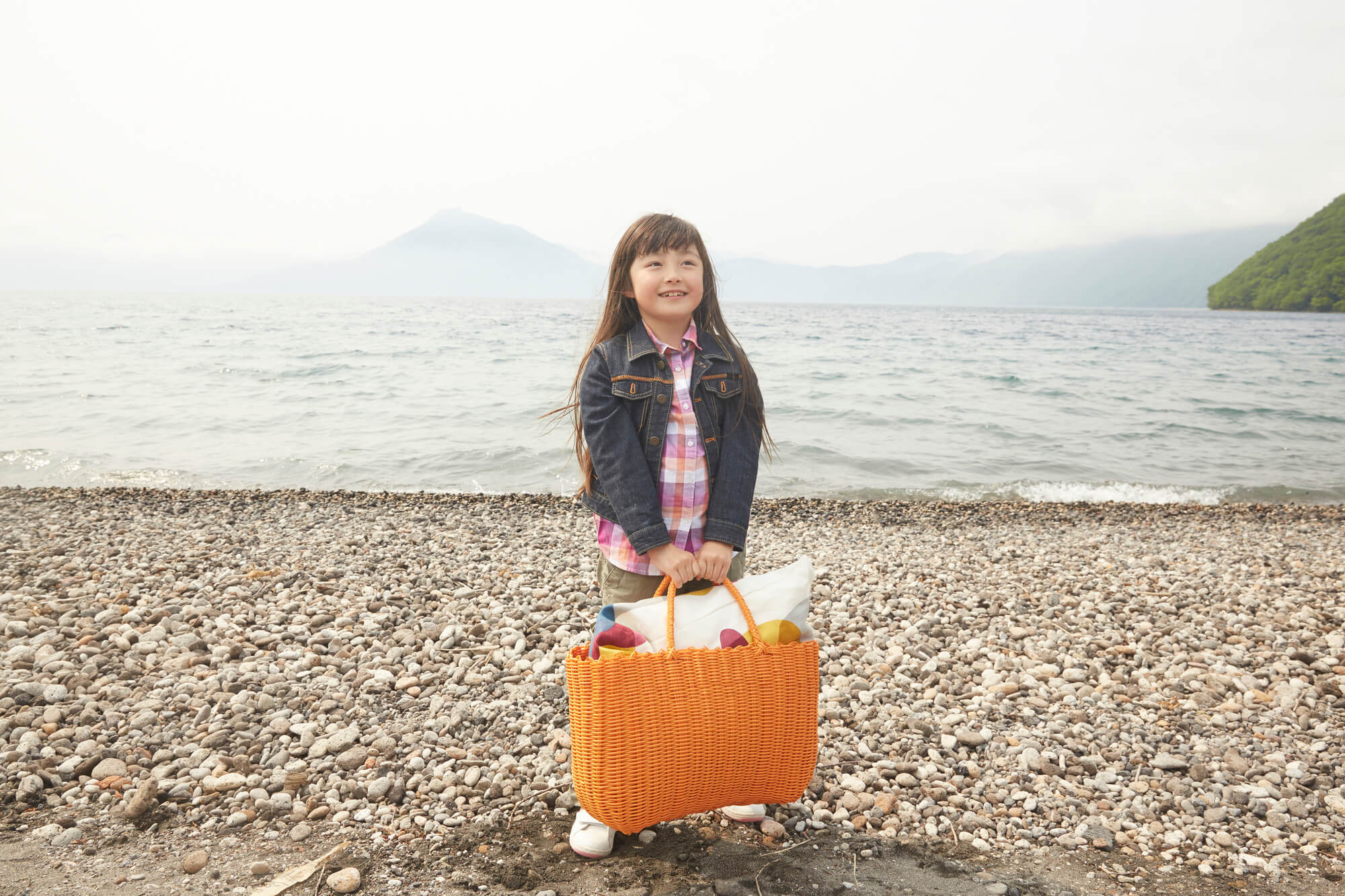 旅行カバンを持つ少女